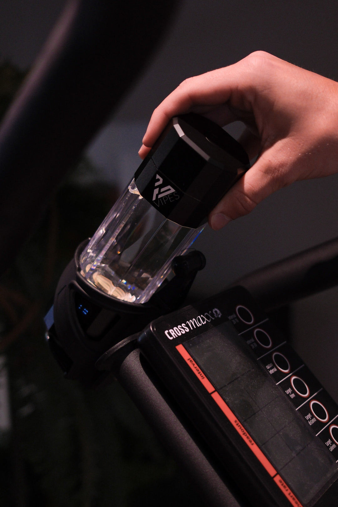 Vrouw gebruikt de Vipes Hydrogen Fles onderweg